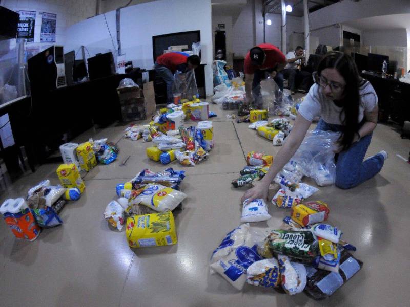 En equipo de EL HERALDO ya comenzó a empacar las primeras donaciones.
