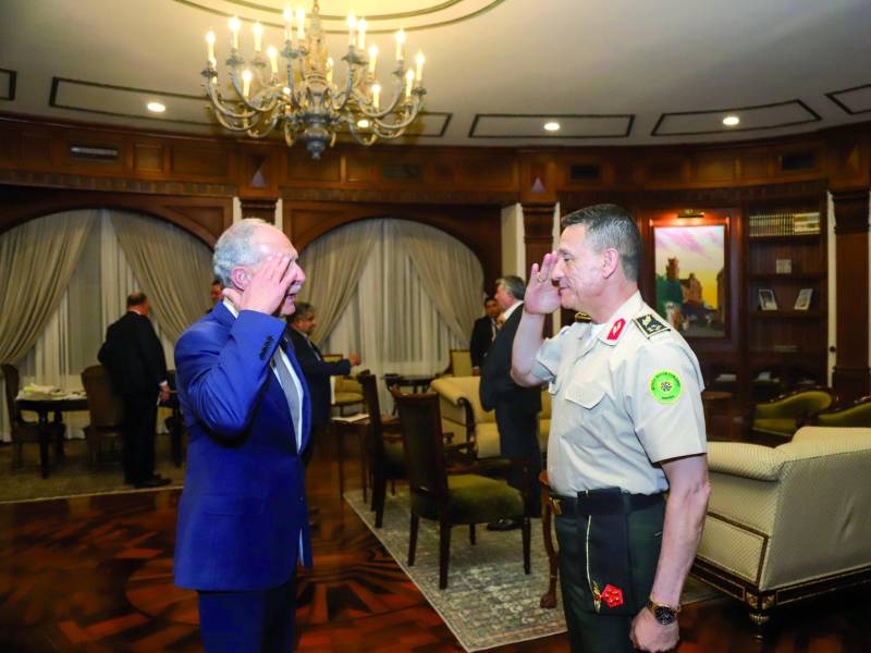 Nasry Asfura, titular del Ejecutivo y del Consejo Nacional de Defensa y Seguridad (CNDS), saluda al jefe de las Fuerzas Armadas Héctor Benjamín Valerio Ardón.