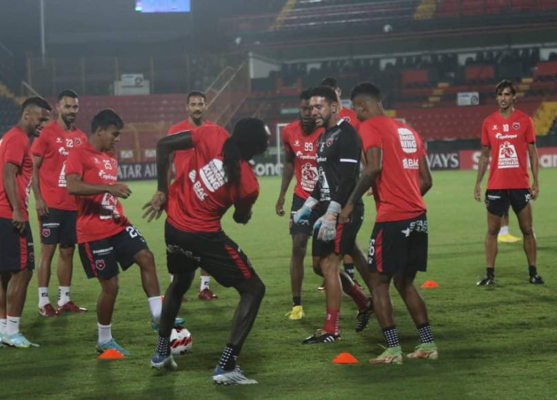 Entre sonrisas, bromas y un pasillo especial a Bryan Ruiz, así entrenó el Alajuelense