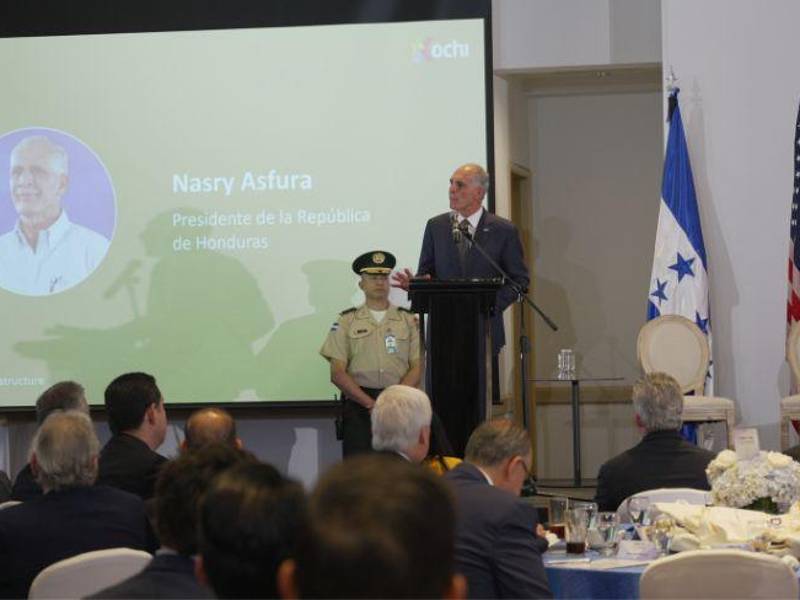 El presidente de Honduras Nasry Asfura, junto con representantes de Guatemala y El Salvador durante el foro que busca promover nuevos proyectos energéticos.
