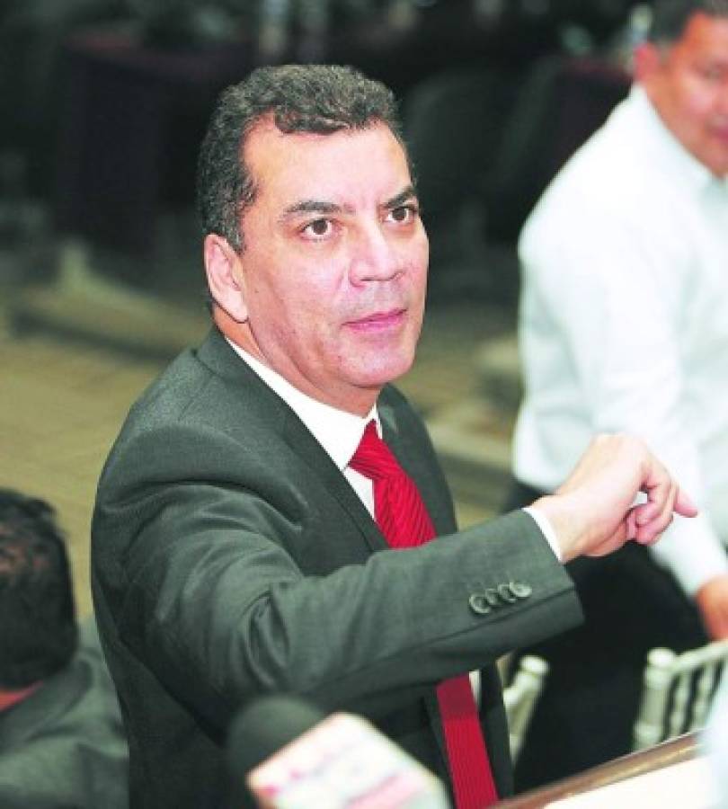 Elvin Santos afirma que no entregará la jefatura de bancada
