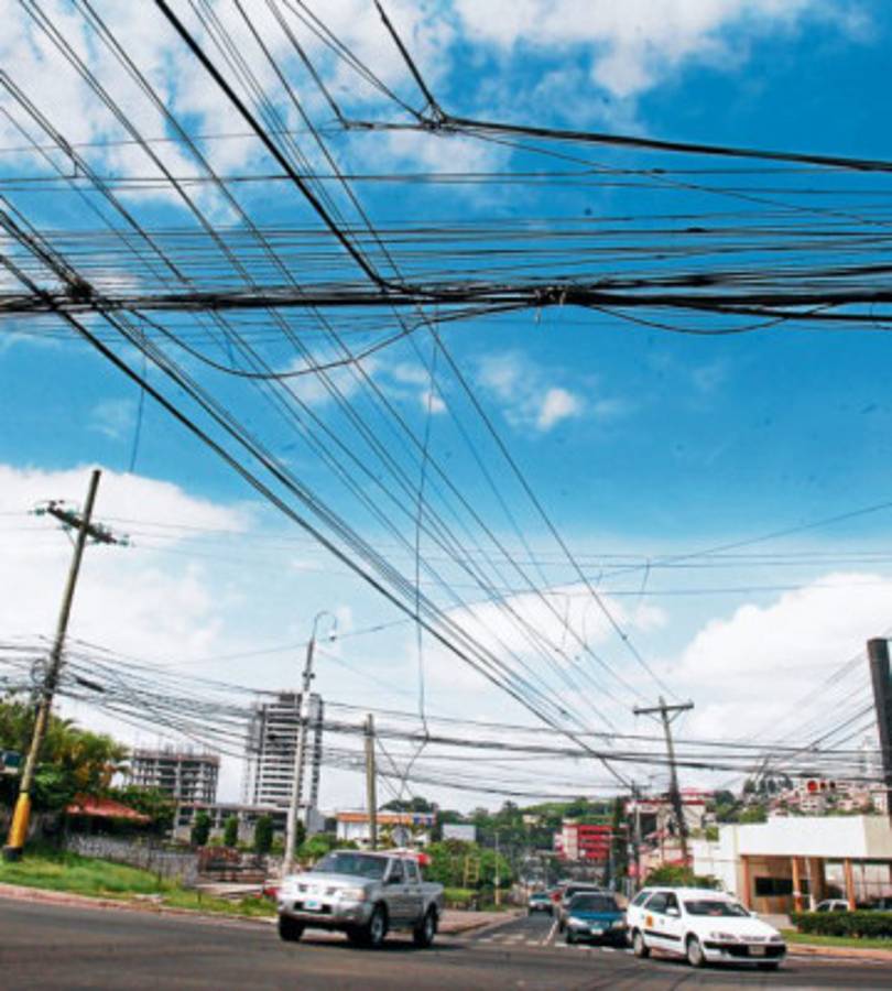 En una telaraña de cables se ha convertido el tendido eléctrico