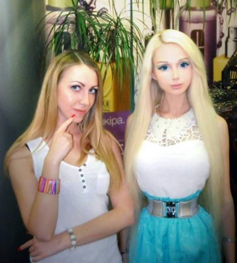 'Barbie humana' asusta a seguidores filmándose de forma extraña