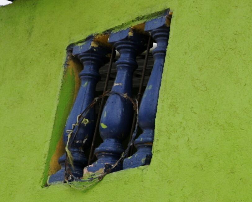 $!Las ventanas de la casa, pese a tener un diseño con pilares, están cerradas con barrotes, madera y alambre de púas.