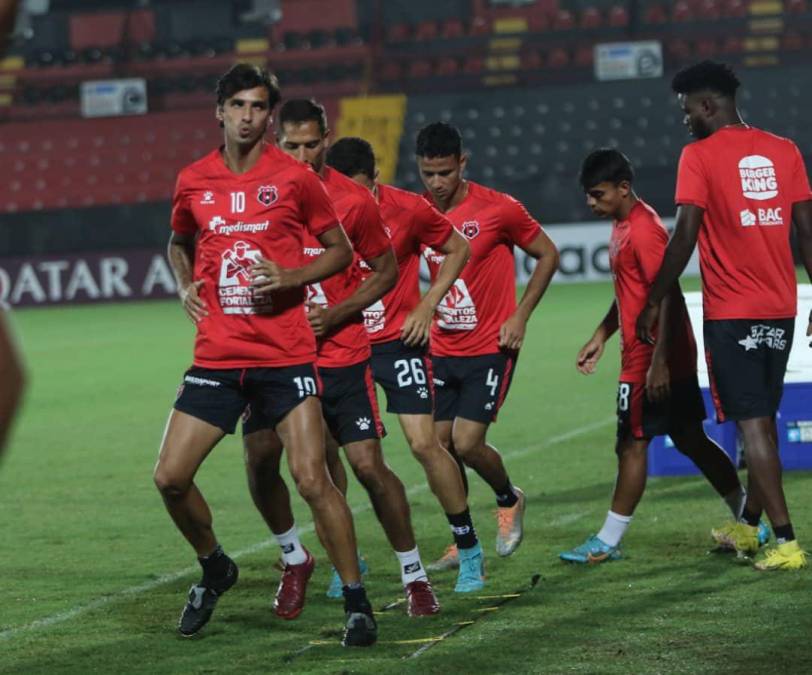 Entre sonrisas, bromas y un pasillo especial a Bryan Ruiz, así entrenó el Alajuelense