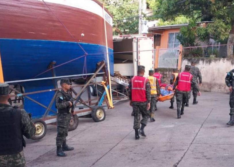 Continúa la odisea de Rosalinda, el velero varado en El Reparto que busca salir al mar