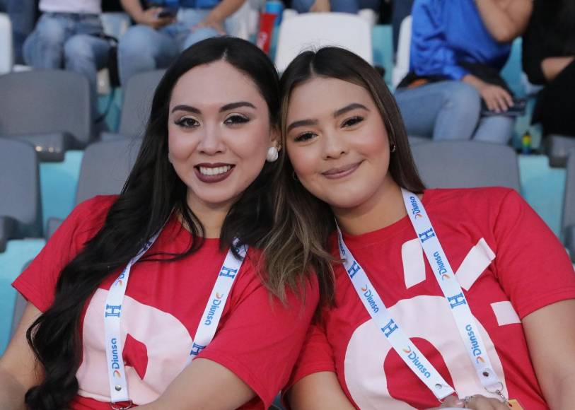 El Nacional se llenó de muchas bellas chicas por el Honduras-Cuba