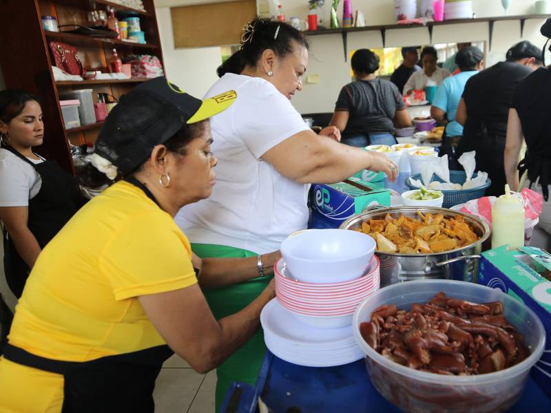 El local aperturo este martes desde las 7:00 a.m., según el propietario Samuel Turcios, los pedidos no pararon desde entonces.