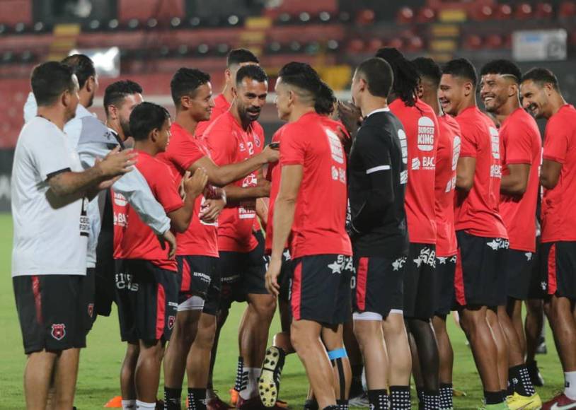 Entre sonrisas, bromas y un pasillo especial a Bryan Ruiz, así entrenó el Alajuelense