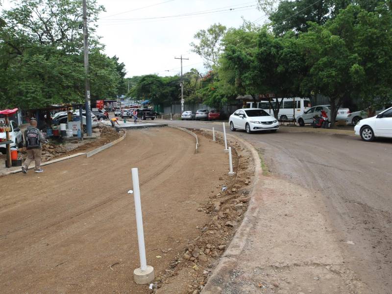 La colonia El Álamo conecta los bulevares Comunidad Económica Europea y el Fuerzas Armadas. Además sirve como ruta de alivio.