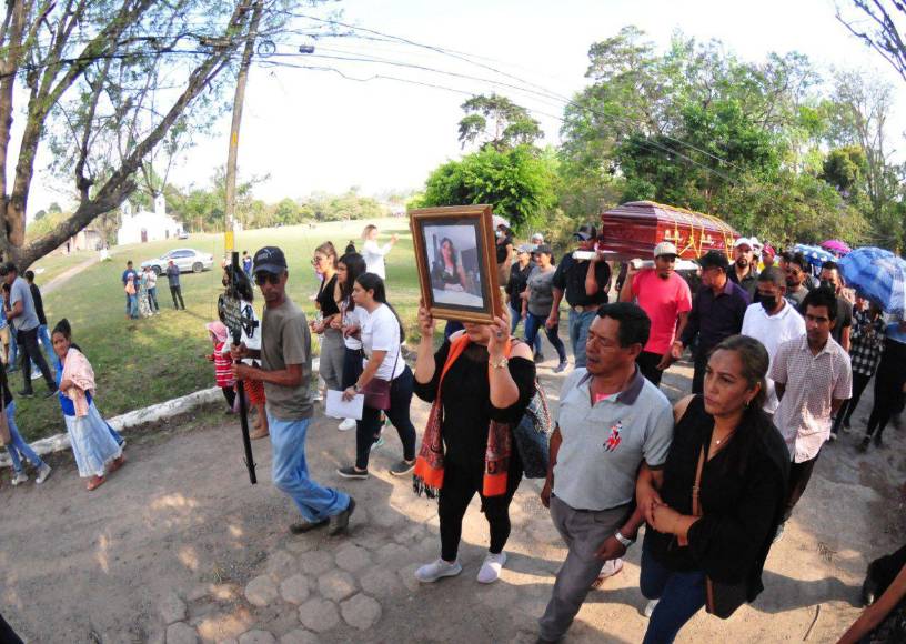 Cargando su foto, así fue la caminata para despedir a Ana Hernández