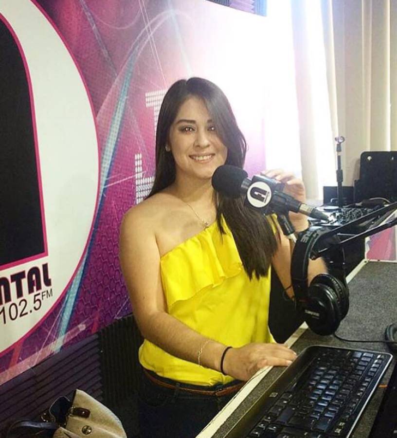 Karla López laborando para una radio en San Pedro Sula.