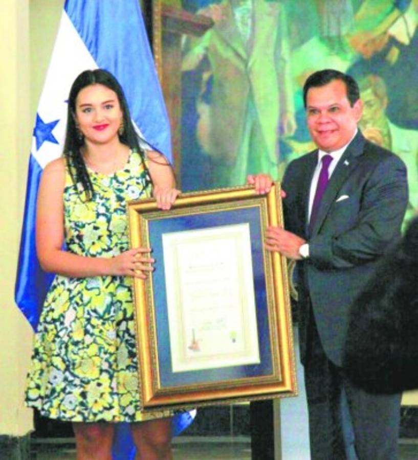 Entregan premios de arte, ciencia y literatura