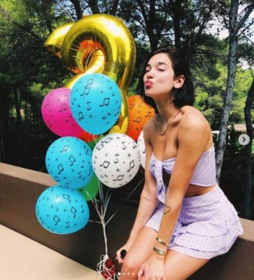 Dua Lipa cumple 23 años y hace divertida fiesta en Ibiza