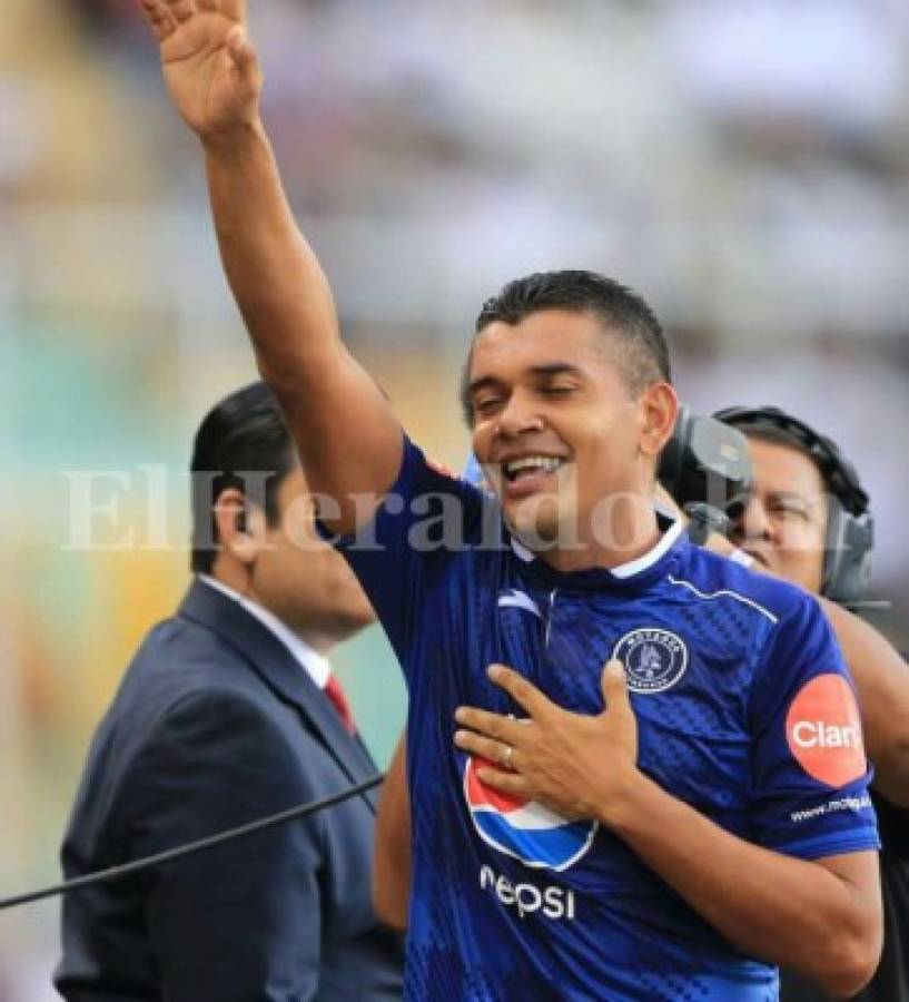 El actual asistente técnico de la Selección Nacional correspondió al gesto al alzar su mirada a graderías y lanzar una dedicatoria, mientras contenía las lágrimas de sus ojos. Foto: Ronal Aceituno / Grupo OPSA.