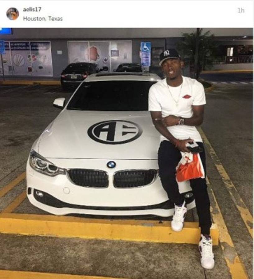 Hondureño Alberth Elis presume un lujoso BMW con sus iniciales