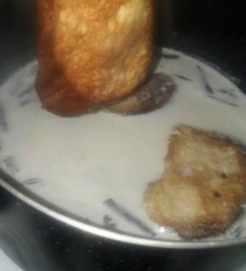 Para que tomen los sabores de la canela y el clavo de olor se colocan las rodajas de pan ya doradas en la leche (Foto: El Heraldo Honduras/ Noticias de Honduras)