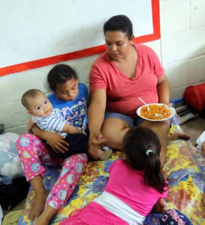 'Si tuviéramos a dónde ir no vuelvo”: afectada por lluvias en la capital