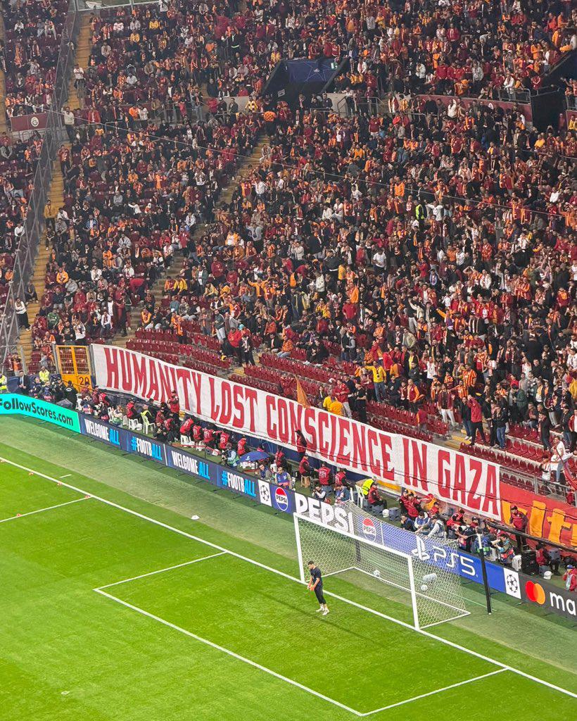 Polémica por gol anulado a Galatasaray, pancartas en el estadio y se disculpa con Lamine