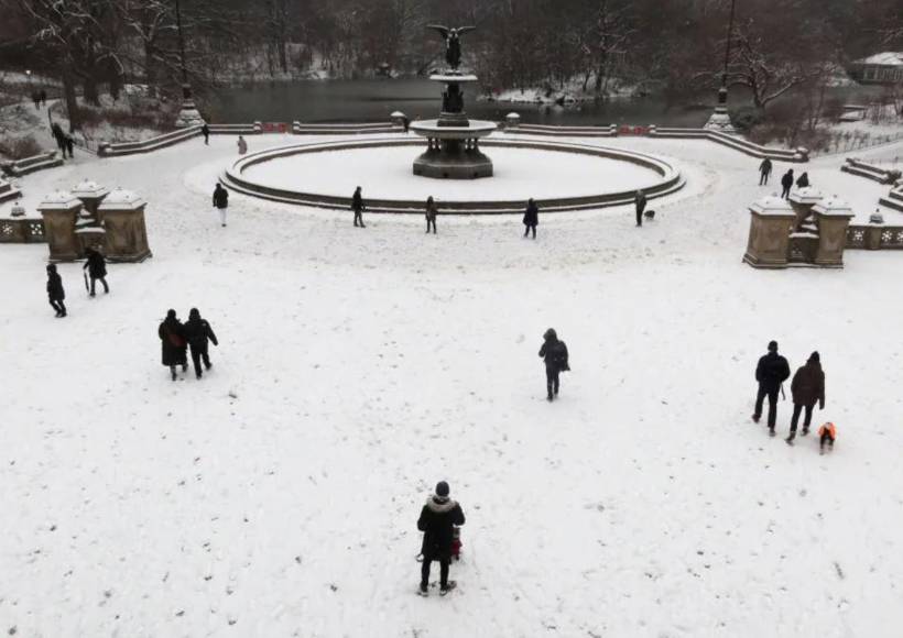 Neoyorquinos viven su primera nevada en los últimos dos años