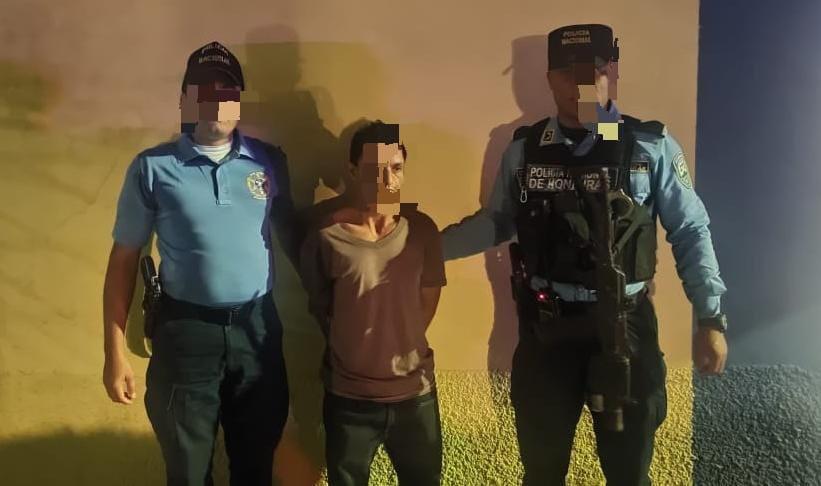 “Se fue con otro”, la respuesta del hombre que mató a su esposa y fue delatado por el mal olor y una fosa en su patio