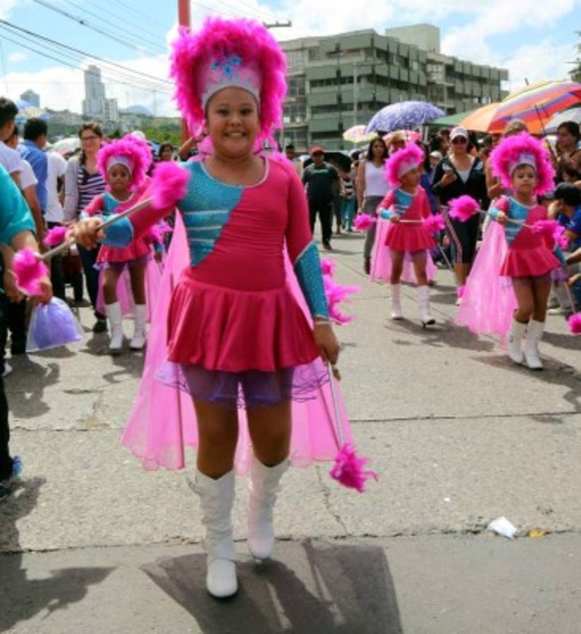 Bastoneras, dueñas de la pasarela cívica