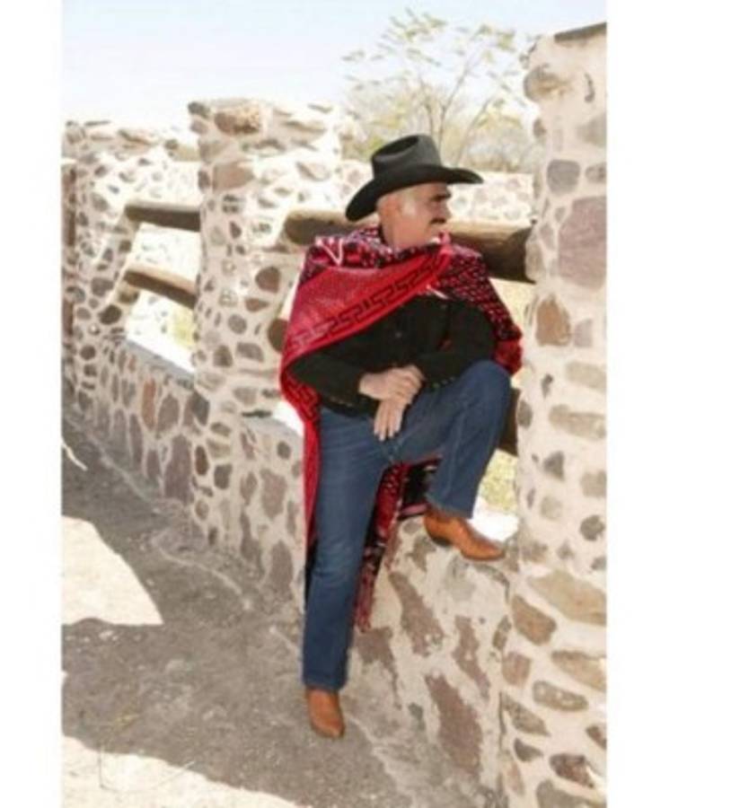 Vicente Fernández celebra su cumpleaños rodeado de amigos y familia