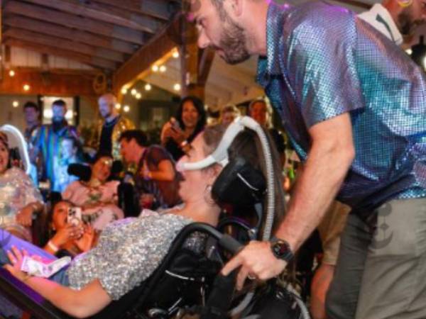 Leah Stavenhagen baila con su esposo en un evento para mujeres con ELA el verano pasado en Massachusetts.