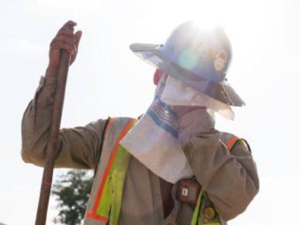 En verano, las temperaturas en Texas pueden superar los 38 grados y muchos trabajadores al aire libre no encuentran fácilmente alivio. Un trabajador en Dallas. (Tova Katzman para The New York Times)