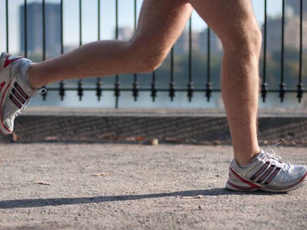 El método de correr-caminar puede ser clave para que las personas ocupadas mantengan el hábito de correr. (Joshua Bright para The New York Times)