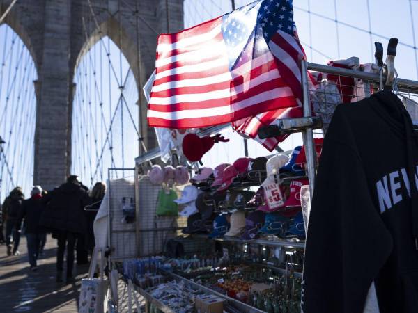 Hasta hace poco, veintenas de vendedores de souvenirs habían convertido el Puente de Brooklyn en un mol sobre el East River.