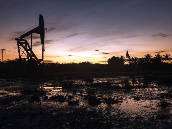 El presidente Trump quiere que las empresas petroleras estadounidenses vuelvan a Venezuela, la cual cuenta con las mayores reservas de petróleo del mundo.