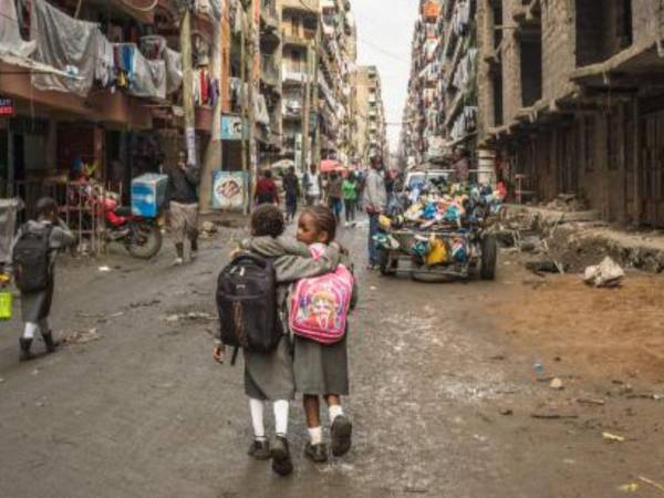 Un pronóstico sugiere que para el 2100, la mayoría de los bebés del mundo será africano, llevando a predicciones de un “siglo africano”. Niños en Nairobi, Kenia.