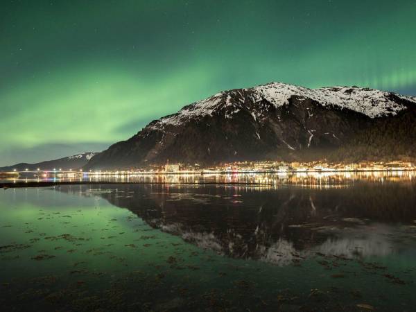 Lo que se ve de la aurora boreal en Juneau, Alaska, usando una cámara con una exposición más larga.