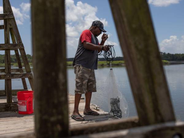 Ed Atkins, pescador gullah geechee en Carolina del Sur, tiene una tienda que vende carnada viva a pescadores. (Madeline Gray para The New York Times)
