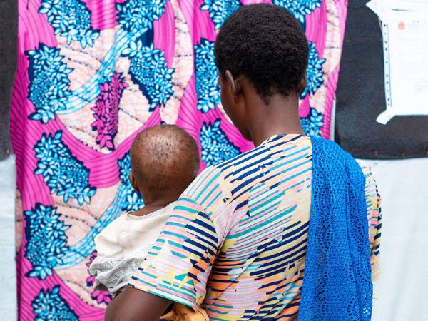 Deborah M. en una clínica de Médicos Sin Fronteras con su hija una mañana de finales de noviembre, tras ser violada.