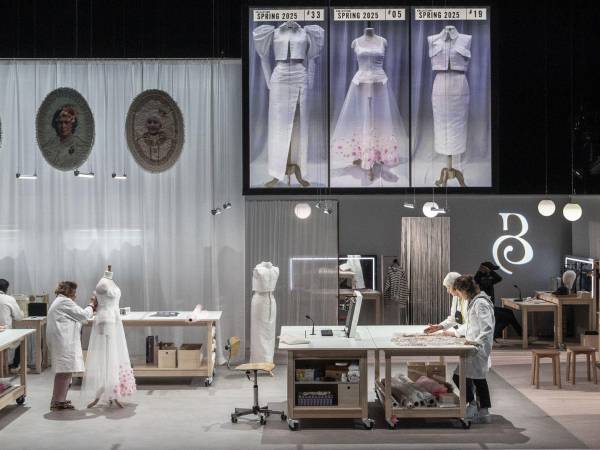 “Lacrima” sigue la confección de un vestido de novia real, desde su diseño en Francia hasta el bordado en India.