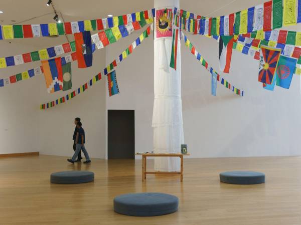 La muestra “Constelación de Complicidad” en Bangkok. Se retiraron las banderas de Tíbet y del pueblo uigur.