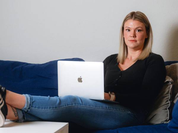 Caitlyn Yingling en su casa de Forney, Texas, el 28 de enero de 2026. Yingling utilizó ChatGPT para ayudar a guiar cambios significativos en las cuentas de jubilación de ella y su marido.