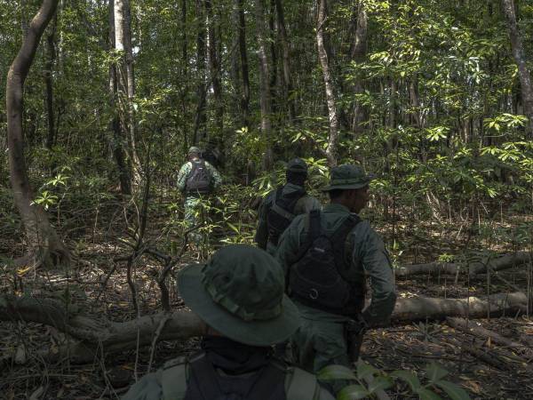 Agentes de la policía fronteriza de Costa Rica patrullan en una selva tropical. El País no tiene Ejército.