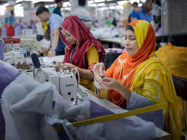 Ante la escasez de gas por la guerra en el Golfo, Bangladés prioriza sus máquinas de coser sobre los hogares para evitar un desplome de su economía.