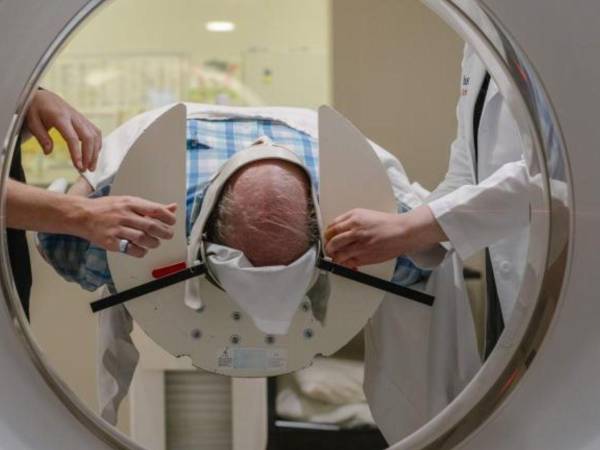 Doug Whitney se somete a un escaneo cerebral para intentar comprender por qué no ha sido víctima del mal.