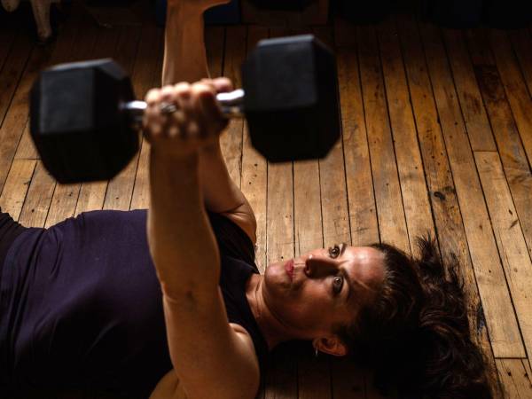 FILE Ñ A woman lifts weights in New York on May 4, 2024. Getting stronger is one of the best resolutions you can make for your health. (Sasha Arutyunova/The New York Times)