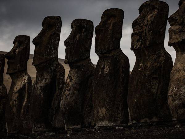 Durante siglos, los expertos han estado intrigados por el movimiento de los moáis, figuras monolíticas de piedra.