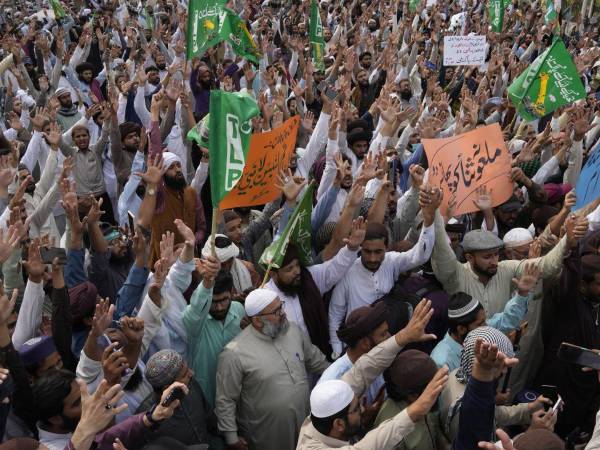 Pakistán ha endurecido las penas por blasfemia. Un mitin condena a una mujer acusada del delito en el 2023.