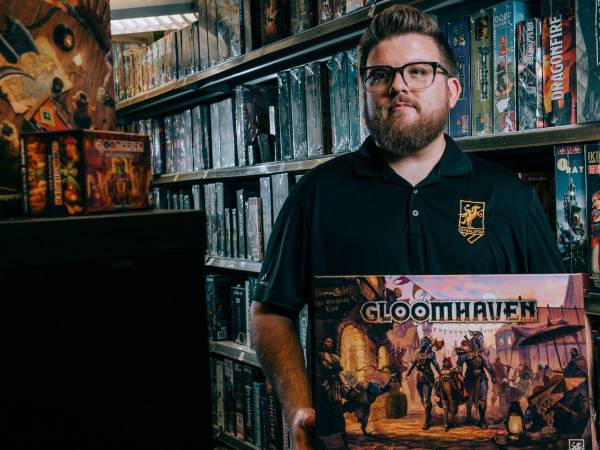 Price Johnson, de Cephalofair Games, dijo que tuvieron que dejar productos casi dos meses en un puerto chino. (Andri Tambunan para The New York Times)