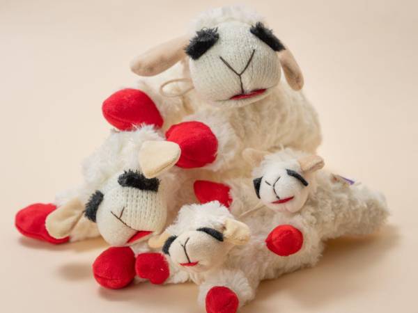 El popular juguete para perro Lamb Chop viene en distintos tamaños, de 15 a 62 centímetros.