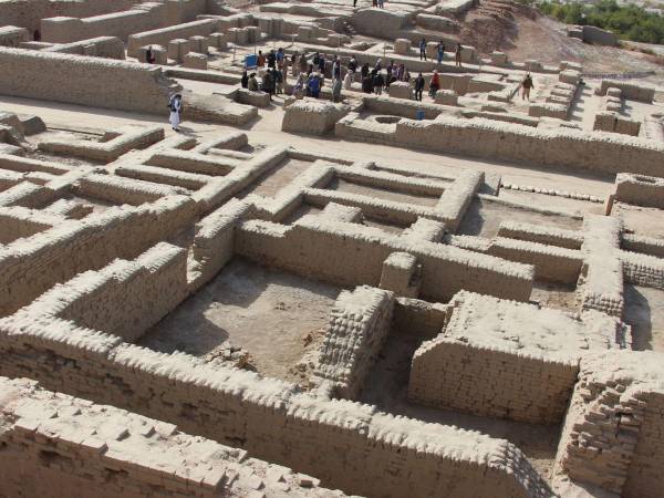 Excavaciones en ruinas de la civilización del Valle del Indo han descubierto un cúmulo de artefactos. Ruinas en Pakistán. (Waqar Hussain/EPA, vÍa Shutterstock)
