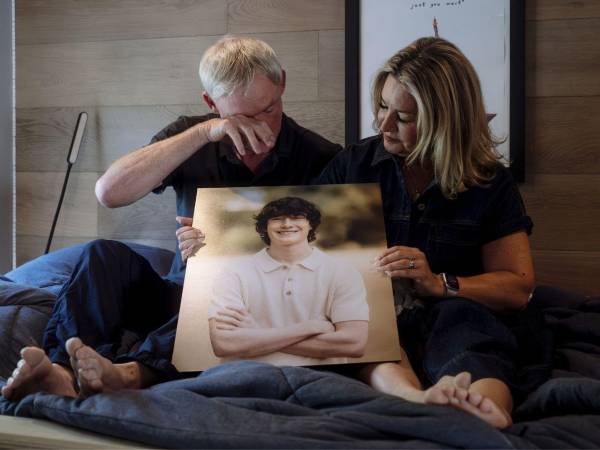 Matt y Maria Raine sostienen una foto de su hijo Adam. En abril, Adam se ahorcó en el clóset de su cuarto. Tenía 16 años. (Mark Abramson para The New York Times)