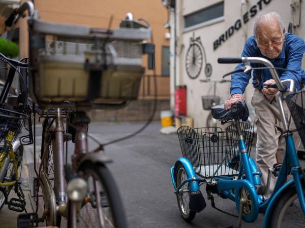 Seiichi Ishii, de 103 años, en su taller en Tokio, unos 90 años después de haber empezado a reparar bicicletas. (Chang W. Lee/The New York Times)